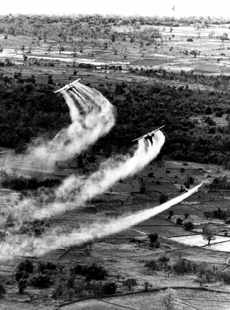 US Air Force sprøyter sør-VietNam i 1966																AP Photo, File