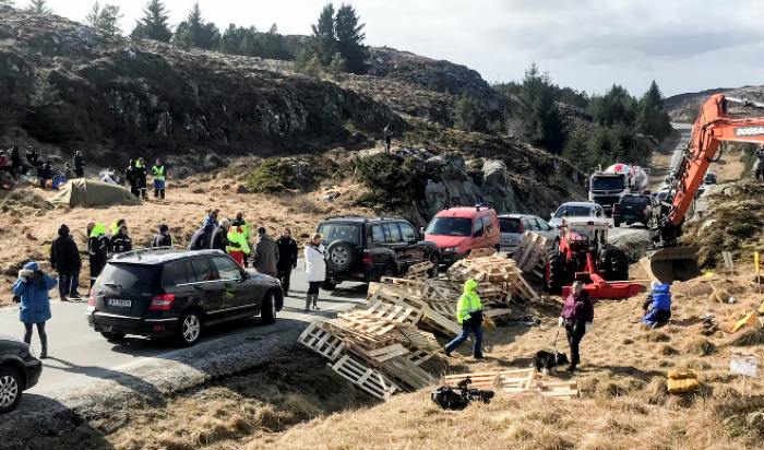Politiet har bøtelagt demonstrantenes biler som står langs veien på Frøya. Pallene som ble levert av Gustav Witzøe ble brukt til å hindre anleggstrafikk til å kjøre forbi.								Foto: Ronny Teigås / NTB scanpix