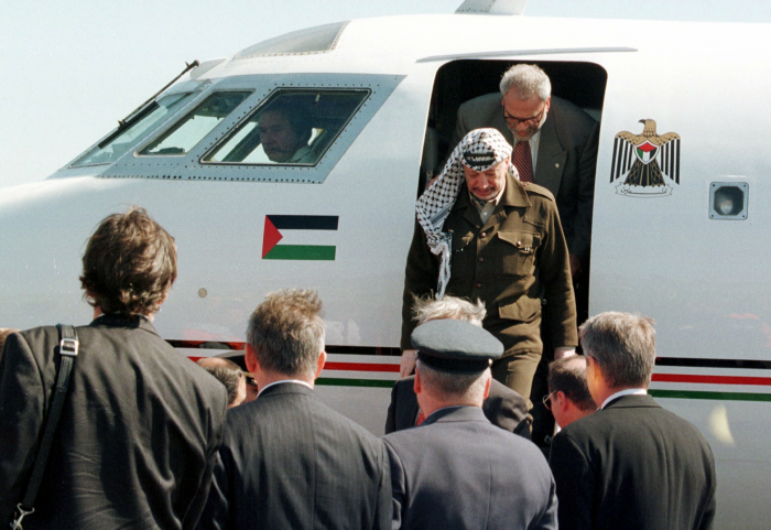 Y1998: Yasir Arafat og Palestinas sjefsforhandler i fredsforhandlingene, Saeb Erakat, ankom søndag 17. mai Oslo for å delta på Sosialistinternasjonalens toppmøte. Arafat ble møtt av blandt andre tidligere statsminister Thorbjørn Jagland da han ankom Fornebu.												Foto: NTB Scanpix/Berit Roald
