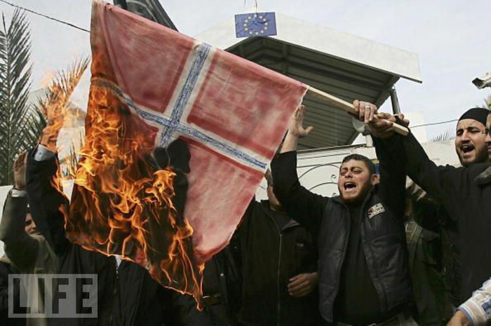 ■	De brenner det norske flagget, de oversvømmer grensene våre, og de er her for å hente ut penger fra NAV. Vi kan vel bare feie over alle med samme kam, først som sist?