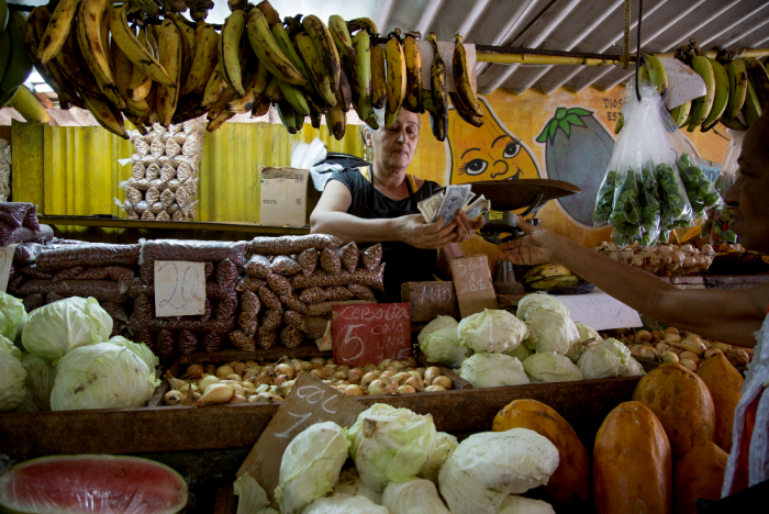 Illustrasjonsfoto: Matmarked i Havanna på Cuba. Kan vi i Norge i framtida ha sørlige vekster i butikken hele året? 				AP Photo/Ismael Francisco
