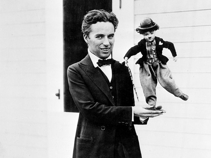 I dette 1917-bildet inneholder Charlie Chaplin en dukkedukke fra Tramp i Hollywood, California. Montecito, kystklaven i California ødelagt av denne uysens dødelige mudslides, er kjent som Oprahs hjemby. Men det var Chaplin, den største stjernen i en annen epoke, som bidro til å gjøre det til et fristed for kjendiser. I 1928 ledet Chaplin en liten gruppe investorer som bygde Montecito Inn, som han kalte 