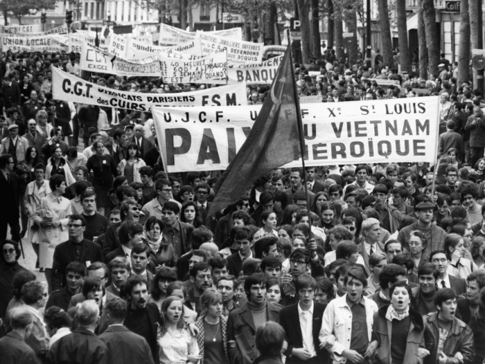 Tusener av protestanter marsjerer fra Republikkpalasset til Bastille i Paris, Frankrike, 1. mai 1968													AP Photo
