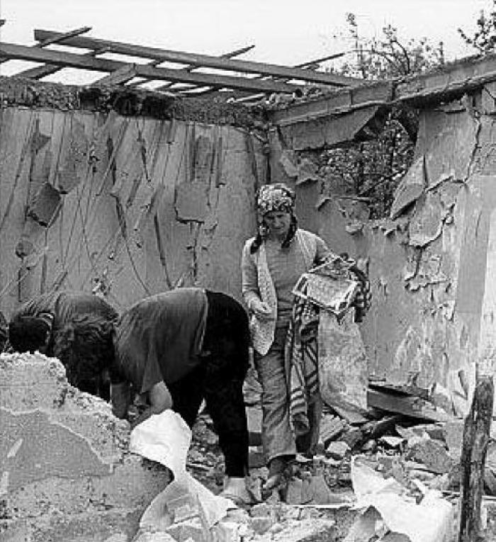 Fortvilte sivile serbere leter i ruinene av sine hus etter Nato-bombing av boligområde i Vitanovac.
