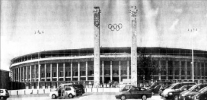 DDRs praktbygning Republikkens Palass skal rives - i ren hevngjerrighet...mens f. eks. Adolf Hitlers Olympiastadion får stå.