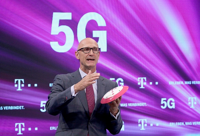Timotheus Hoettges, leder av Deutsche Telekom, forklarer om 5G-nettverk. Kan det være skadelig?													Foto: Oliver Berg/dpa via AP