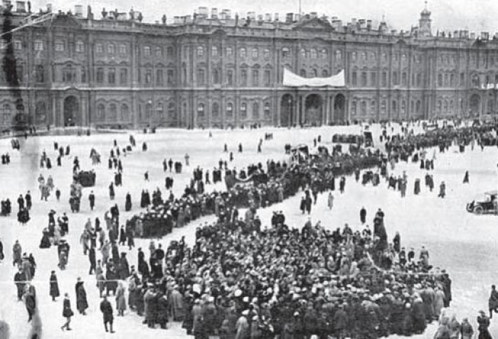 Februarrevolusjonen i 1917 tvang den russiske tsaren til a ga av. Demonstrantar samlar seg  utanfor tsarens palass.