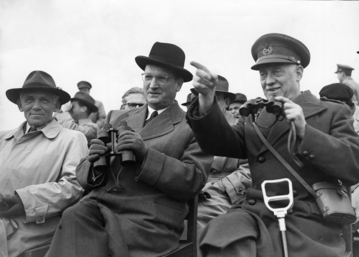 19 land observerte britenes nye våpen 1. mai 1953, når NATO enda var en ung forsvarspakt. I midten Dr. Hans Speidel, til høyre Sir Kenneth Crawford.		AP Photo/Rider