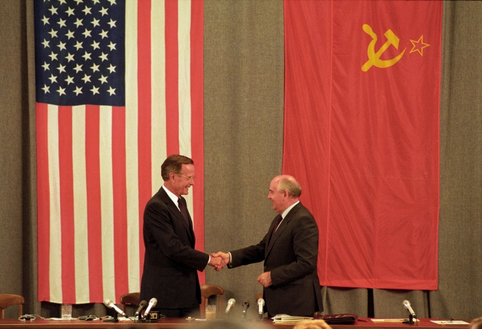 Illustrasjonsfoto: USAs president George H. W. Bush og Sovjetunionens president Mikhail Gorbatsjov 31. juli 1991, like før Sovjetunionens oppløsning																			REUTERS/Rick Wilking/File Photo
