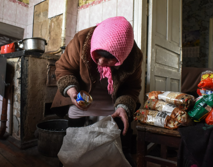 Illustrasjonsfoto: Ukrainer Maria Ivanova pakker ut humanitær mathjelp, som kommer fra den ukrainske milliardæren Rinat Akhmetov	AP Photo/ Mstyslav Chernov