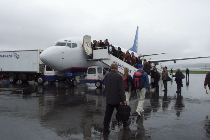 Passasjerer går ombord i Braatens Boing 737 på Molde lufthavn Årø. 							Foto: Morten Holm/SCANPIX