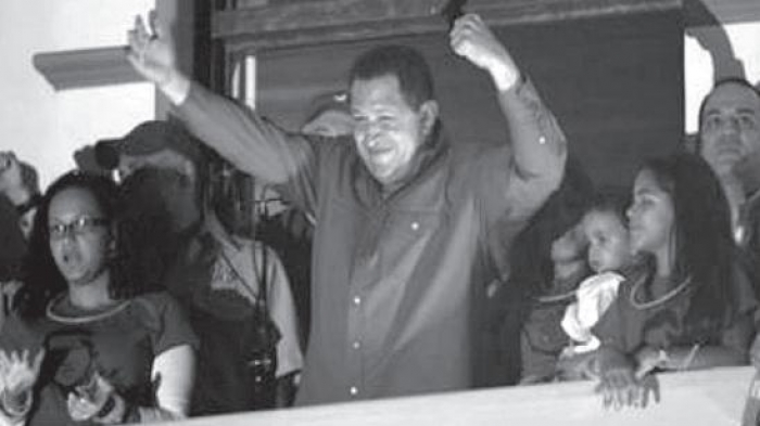 President Chavez med familie mottar folkets hyllest pa sin balkong.
