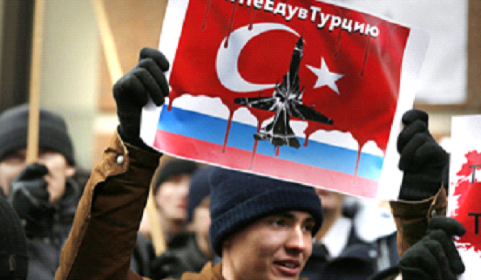 Alvorlige konsekvenser: Demonstrasjoner foran den tyrkiske ambassaden i Moskva 24/11 mot Ankaras provokasjon. Foto:EPA/ Sergei Ilnitsky/ dpa – Bildfunk. 