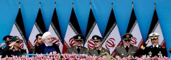 Irans president Hassan Rouhani med militære ledere.