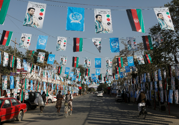 Illustrasjonsfoto: Valg	i vestlig stil til parlamentet i 2018 i Kabul med kampanjeplakater trekt over gata																								REUTERS/Omar Sobhani