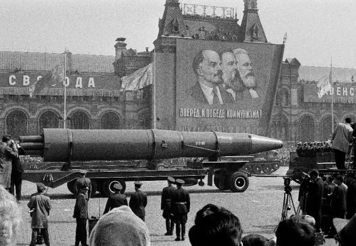 1.	 mai 1963 i Moskva, med Vladimir Lenin, Friedrich Engel og Karl Marx i bakgrunnen på Den Røde Plass											AP Photo/File