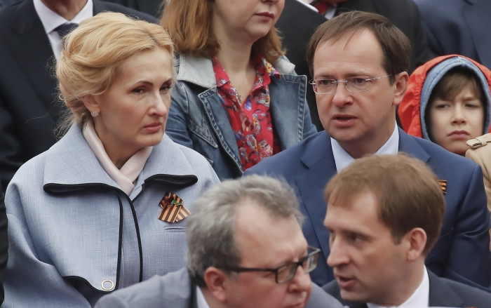 Russlands kulturminister Vladimir Medinsky til høyre, og parlamentariker Irina Yarovaya på Frigjøringsdagen tidligere i år.										REUTERS/Maxim Shemetov