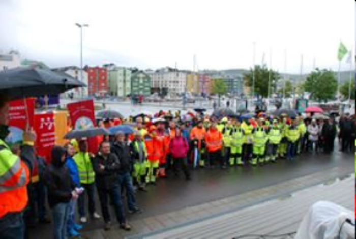 Vel  300 deltok på markeringen i Trondheim. Vel 25 fagforeninger stilte med faner. 