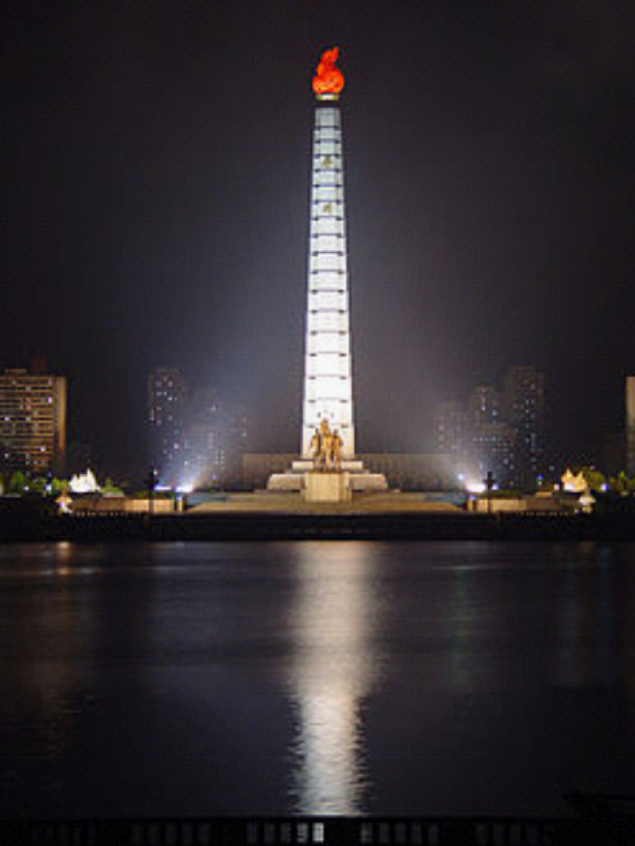 Juche-tårnet i Pyongyang ble oppført i anledning Kim Il-sungs 70-årsdag i 1982 og skal minne nordkoreanerne på Kim Il-Sungs ideologi. Monumentet er et av de prioriterte stedene i byen. Det har alltid vann i fontenen og lys i fakkelen.