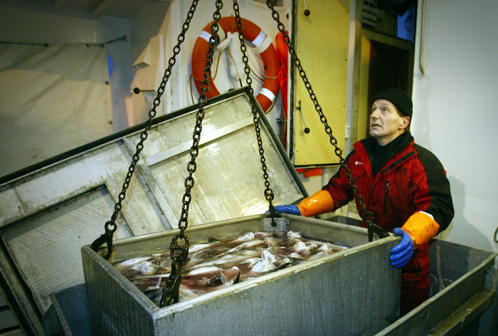 Illustrasjonsfoto: Kystfisker Odd Bjarne Esbensen i Vardø i 2004. Den gang var det krise, og han sa « Vi skal klare oss sjøl». 											Foto: Jan-Morten Bjørnbakk / SCANPIX .