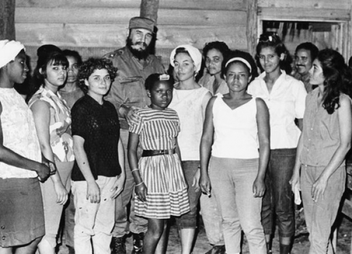 Fidel Castro sammen med ungdommer i La Mota, et liten bosetning i Sierra Maestra-fjellene. Foto: Alberto Korda