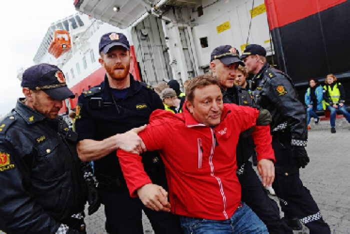 LO-leder Ronny Johansen i Tromsø blir lagt i jern av politiet.