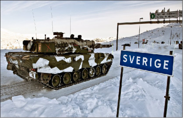 NATO-stridsvogner ruller over riksgrensen og inn i Sverige under Cold Response 2010.  Hvor har NATO tenkt å stanse? Foto: Forsvaret.