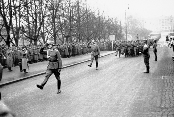 Tyske soldater masjerer på Karl Johan, Oslo i 1940. Norges nøytralitetspolitikk falt med invasjonen, og senere innlemmelse i forsvarsalliansen Nato				NTB scanpix