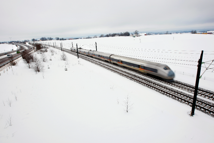 Illustrasjonsfoto: Jernbanespor og E6 ved Kløfta																					Foto: Erlend Aas / SCANPIX