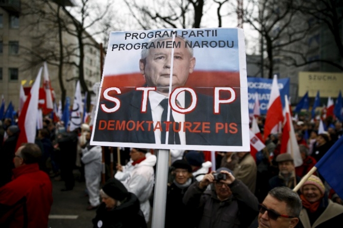 En mann holder en plakat med Stopp - Jaroslaw Kaczynski, leder av det regjerende partiet Lov og orden (PiS) i  Warsaw, Polen																			 REUTERS/Kacper Pempel