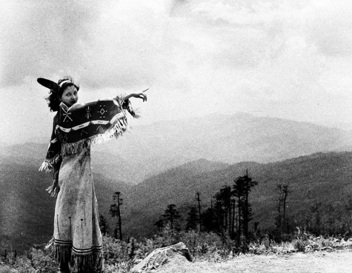 Illustrajonsfoto: En ung Cherokee-indianer i tradisjonell bekledning. Bildet er fra 30. november 1942. Foto: Scanpix/AP Photo