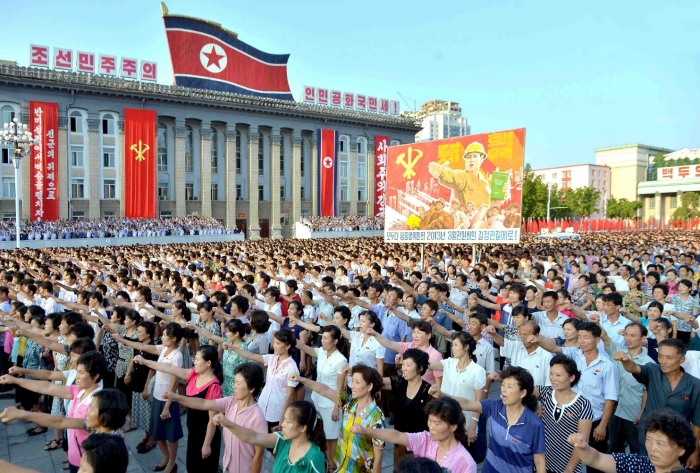 Massemønstring i Nord-Korea 9. august, for støtte til den Demokratiske Folkerepublikken Korea (DPRK)																																									Foto: KCNA/Reuters/Scanpix