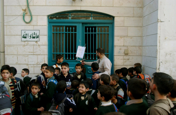 Skoleveien for palestinske barn er ikke særlig trygg – hverken for israelske soldater bevæpnet med maskingevær, eller for bosetterramp bevæpnet med avføring og urinflasker. Dette synes president Trump og statsminister Netanyahu er helt greit. Synes vår barneminister også det?									AP Photo/Nasser Shiyoukhi
