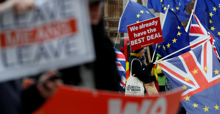 Illustrasjonsfoto: Demonstranter for og i mot Storbritannias uttreden av EU i desember 2018.		AP Photo/Alastair Grant