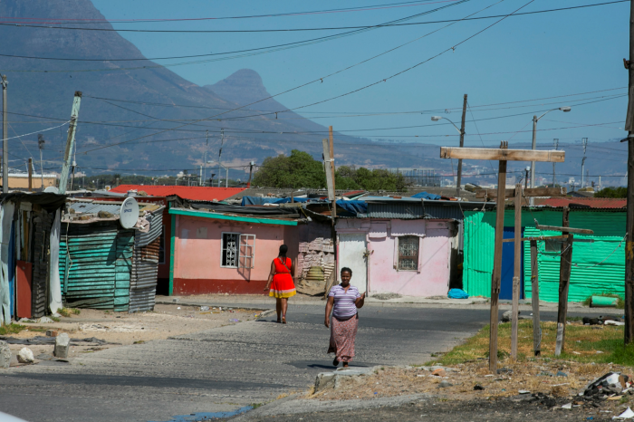 Landsbyen Guguletu, et av de fattige områdene i Cape Town, Sør-Afrika. Ifølge NORAD-direktøren er den esktreme fattigdommen nesten halvert, men artikkelforfatteren trekker fram de 324 millionene fattige som ble borte fra papiret.																					Foto: Heiko Junge / NTB scanpix