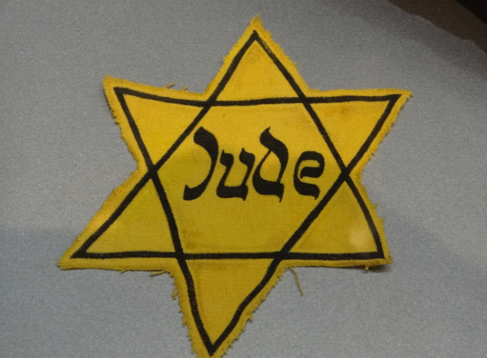 En slik jødestjerne ble alle jøder påbudt å bære synlig på klærne.