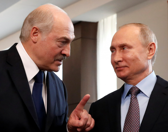 Hviterusslands president Alexander Lukasjenko og Russlands president Vladimir Putin i samtale i 2019																									Sergei Chirikov/Pool Photo via AP, File