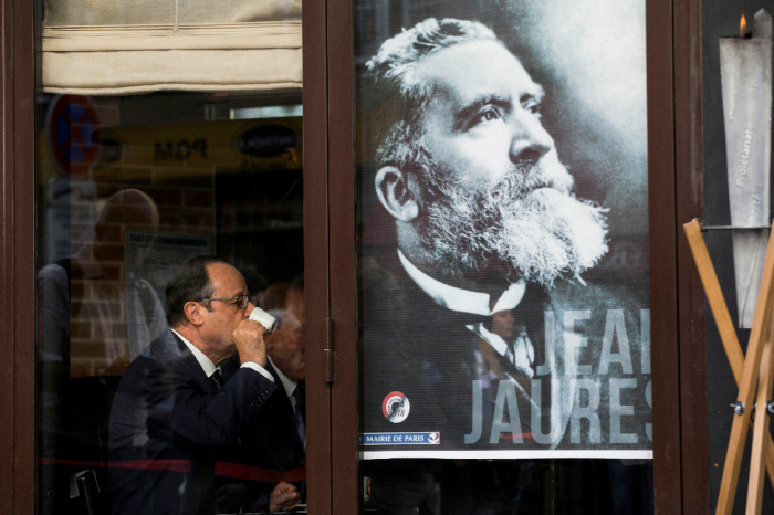 Illustrasjonsfoto: En plakat med Jean i Paris																							AP Photo/Yoan Valat, Pool