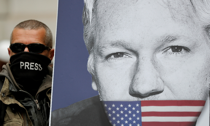 En støttespiller til Assange til venstre med Julian Assange til høyre, som er grunnlegger av WikiLeaks															AP Photo/Frank Augstein