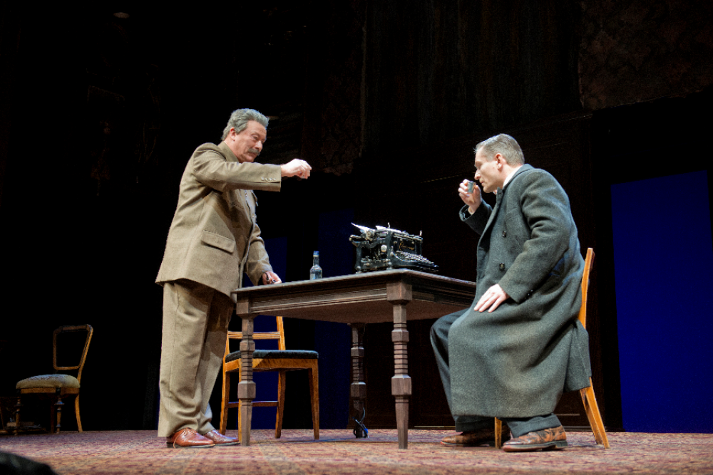 Nils Ole Oftebro (t.v.) som Stalin og Henrik Mestad som Mikhali Bulgakov i stykket "Diktator mot Dikter", her under sesongåpningen av Nationaltheatret for 2013. 																														Foto: Fredrik Varfjell / NTB scanpix