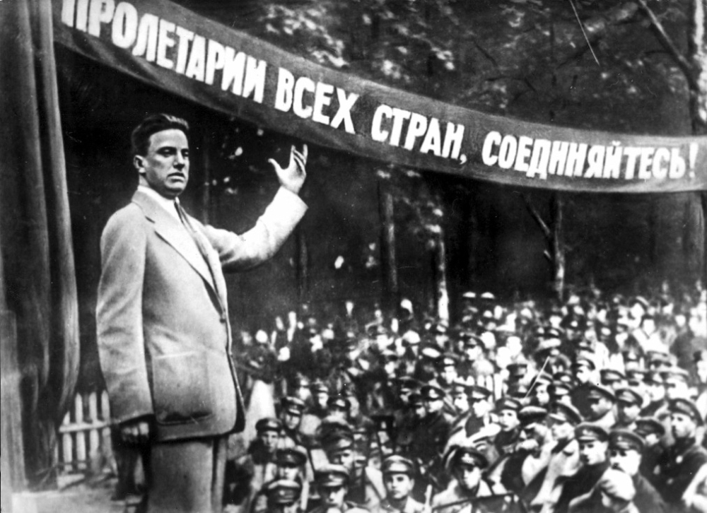 Arkiv: Vladimir Vladimirovitsj Majakovskij 1893-1930. Russisk forfatter. Futurist. Leder for gruppen LEF (kunstnernes venstrefront). Her leser han dikt for soldater i Den røde armé i Moskva i 1929, ett år før han begikk selvmord. Foto: NOVOSTI