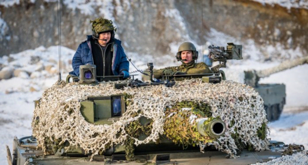 Erna Solberg i en Leopard 2 A4 stridsvogn fra Panserbataljonen. Ole-Sverre Haugli/Forsvaret