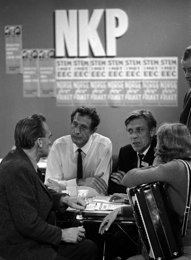 Illustrasjonsfoto fra kommunevalg 1971. Norges kommunistiske partis ledelse under valgvake. Fra v: Reidar T. Larsen i samtale med redaktør i Friheten Arne Jørgensen og Sigbjørn Hølmebakk. NKP plakat i bakgrunnen, med budskap mot EEC. 																		Foto: NTB / Scanpix