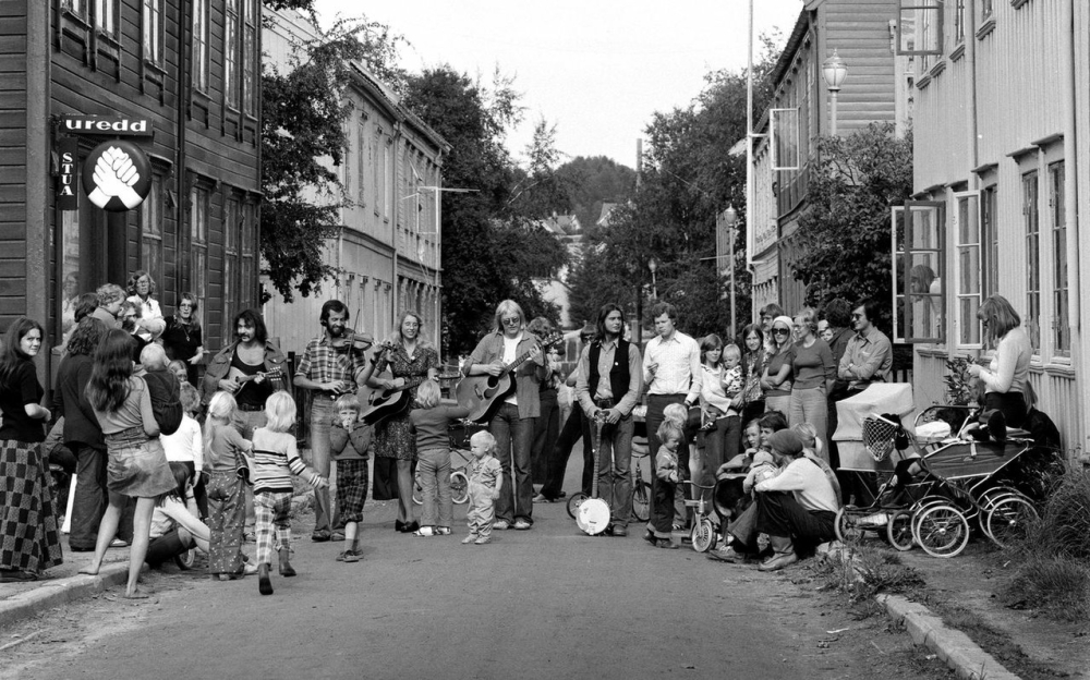 Bildet er av Isenkram, utenfor Ureddstua, der avisa Uredd hadde sin redaksjon på 70-tallet. Bildet er tatt av Roar Øhlander
