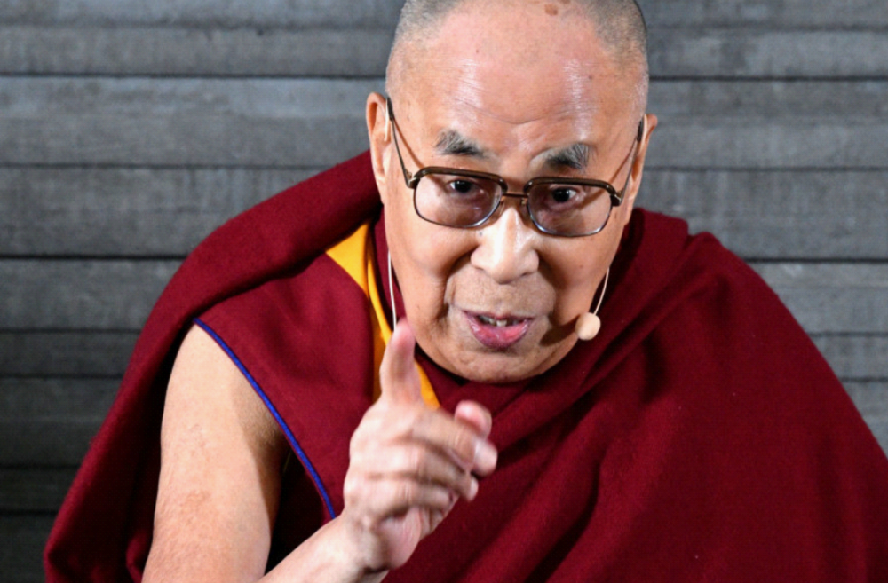 Dalai Lama mener flyktninger skal hjelpes slik at de kan returnere hjem for å bygge opp landene sine. Trond Ali Linstad Dalai Lama:  - Europa er moralsk forpliktet til å hjelpe flyktningstrømmen som er i livsfare. Ta dem imot, hjelp dem, gi dem utdanning, men til syvende sist skal de tilbake og bidra til å utvikle sine hjemland. Jeg mener Europa tilhører europeerne, sa han foran forsamlingen. Folk og nasjoner «Vi skapte dere til folk og nasjoner for at dere skal kjenne hverandre», sier Koranen. Så er vi knyttet sammen «som folk og nasjoner», med en indre tilhørighet til hverandre. Men må også kunne føle tilhørighet utad, til andre folk og nasjoner; i gjensidighet og respekt. Men en tilhørighet ligger i oss, som Koranen sier. Og da er vel det sant. Nasjonal identitet, verdier og institusjoner Nasjoner og land skiller seg fra hverandre i kulturer, men også i identiteter, verdier og institusjoner – alt sammen med røtter i historien. Identitet er svar på spørsmålet: Hvilken gruppe hører du til.  Det kan gjelde språk og religiøse tilhørighet. Verdier kan være vanskeligere å definere; de ligger dypt inne i oss. Institusjoner er historisk utviklete instanser for regler, lover, familieforhold, skoler, helsesystem, sport, medier, kunst og vitenskap. Slik bygges nasjonale enheter. Så møtes representanter for forskjellige kulturer, identiteter og verdier! Som for eksempel når hundretusentalls migranter fra Afrika og Midtøsten kommer og ønsker seg inn i Europa. Det blir ikke et enkelt møte.  Dette bør en holde fast ved: Tilkomne og innvandrende migranter og flyktninger, med sin identitet og verdier, må respektere og bøye seg for foreliggende identitet, verdier og institusjoner i det samfunn de søker seg inn i: Europa. Alt annet vil være skremmende og respektløst.  Islam har tatt stilling til dette. Islam sier at «om du ikke finner deg til rette der du kommer, og ikke får leve ut troen og annet som du vil, skal du søke deg til et annet sted». Og gir med det et rimelig valg. De første muslimske emigranter De første muslimske emigranter som ble forfulgt av sine fiender i Mekka, ble rådet av profeten Muhammed til å søke asyl og opphold i et annet land. Han sa de skulle dra til Abysinia, nå Etiopia. Abysinia var et kristent land. Muslimene søkte opphold der. Muslimene kom med ydmykhet. De ble mottatt med åpenhet og respekt. Styresmakten i Abysinia merket seg muslimens verdier og oppførsel. Det inngjød respekt og forståelse. Muslimene var vertskapet lojalt. Det var harmoni og fred i møtet. (Les mer i boka Hva sier Koranen, til salgs i bokhandelen). Noen personlige erfaringer fra møtet Tillat noen raske notater. Jeg erfarer at pakistanere som driver matbutikken på hjørnet, der jeg ofte handler, har sluttet å hilse på meg. Hilser jeg først, kan jeg få noen ord tilbake. Jeg har tilsvarende erfaring med den tyrkiske frisøren ved siden av i gaten. Forklaringen ligger i en sekterisk islamsk tenkning: wahabiske (salafisme). Og dette bør en merke seg: det er en farlig trend, som også sprer seg i Oslo.  Wahabisme (salafisme) sier at en virkelig rettroende muslim: en tilhørende wahabi eller salafi sekt, ikke skal vise respekt for, og være først til å hilse på, en som ikke hører til denne «rettroende» sekten. Jeg defineres ved dette som en «ikke-troende» (qafir); som i prinsippet kan drepes. Eller jeg sitter på en stand på Grønland torg, med informasjon til fordel for Syria. På en plakat har jeg en oppfordring til USA om ikke å bombe det landet. En syrisk flyktning som nylig er kommet til Oslo, sier jeg ikke kan sitte der med den mening. Han vil fjerne det syriske flagget som hører standen til, og vil forteller hva jeg skal mene. Jeg går til Rabita-moskéen i Oslo, et sted for islamistisk tenkning, for å kjøpe en islam-bok. Jeg føler meg frosset ut av arabiske immigranter, med samme wahabitiske tenkning. Flere eksempler kan nevnes. Hva sier Koranen Kan jeg da anbefale denne boka: Hva sier Koranen. Du får kjøpt den i bokhandelen.