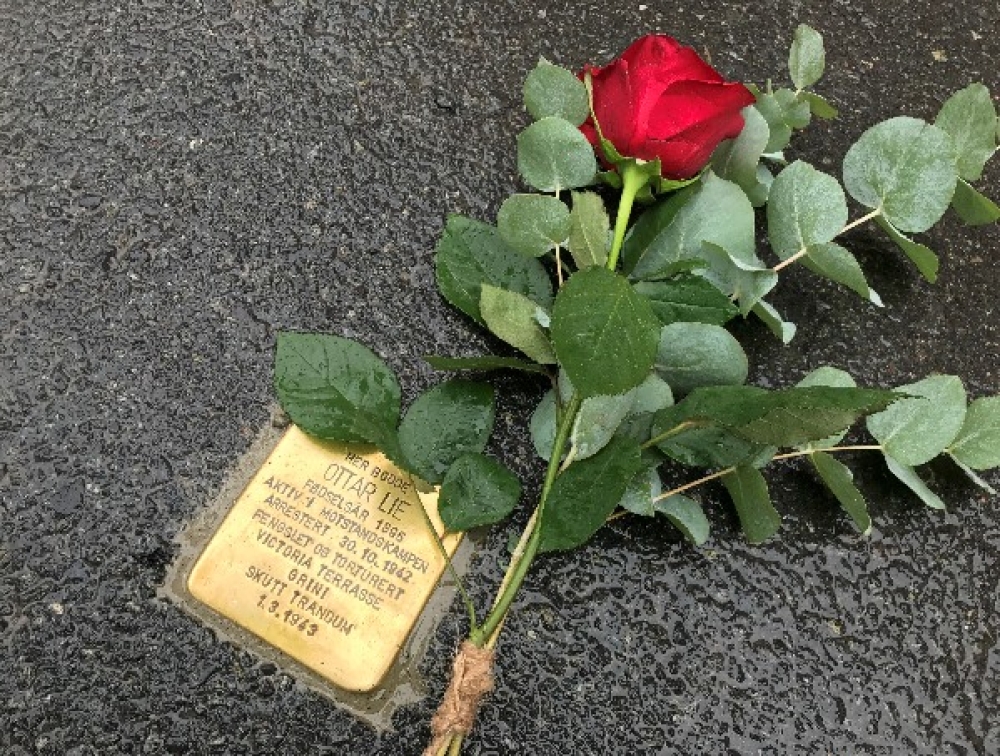 Snublesteinen med blomst som ble lagt ned av historielaget