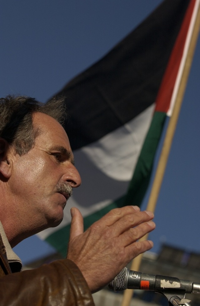 2003: Tre-årsdagen for den palestinske intifadaen ble markert i Oslo med et demonstrasjonstog fra Eidsvoll Plass foran Stortinget via UD til den israelske ambassaden. Demonstrasjonen gikk rolig for seg. Jon Michelet holdt appell på 7. juniplassen utenfor UD. Foto: Arash A. Nejad / SCANPIX