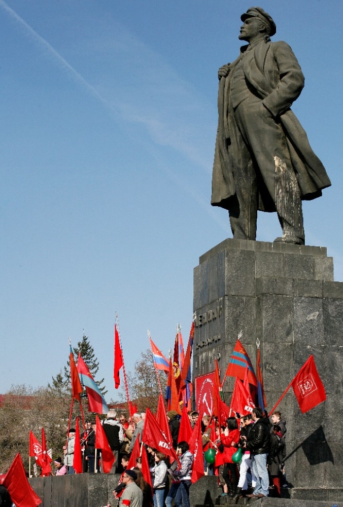 Kommunister under feiring av første mai, under en statue av Vladimir Lenin, i sentrum av Krasnoyarsk, en by i Sibir, Russland, 2011. REUTERS/Ilya Naymushin Kommunister under feiring av første mai, under en statue av Vladimir Lenin, i sentrum av Krasnoyarsk, en by i Sibir, Russland, 2011. REUTERS/Ilya Naymushin