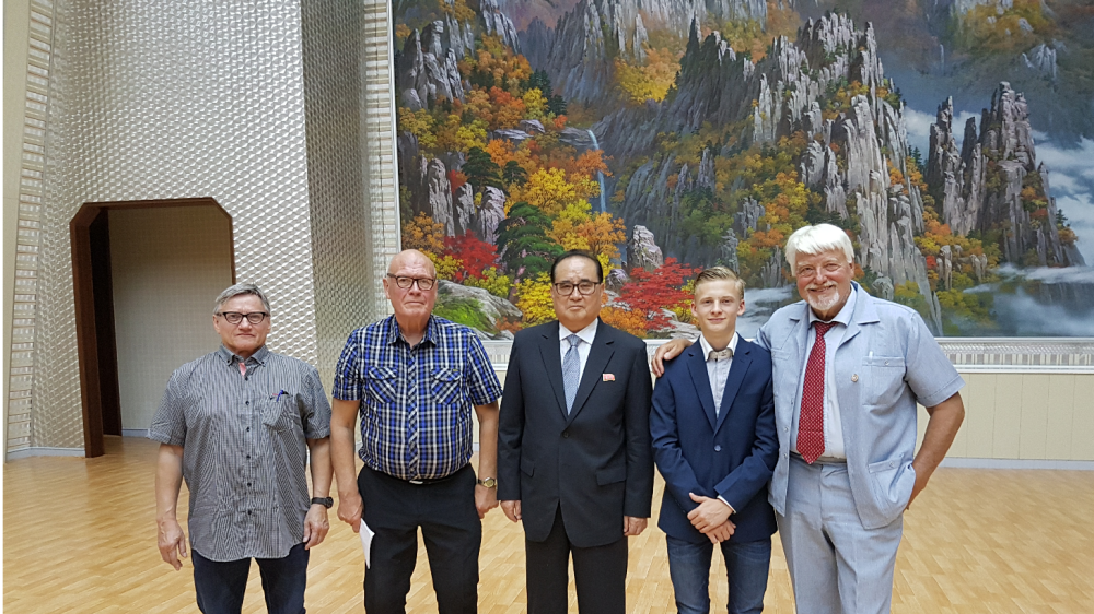 Fra venstre Jan Grønvold, Sven Haakon Jacobsen, nestforman i sentralkomiteen Ri Su Yong, Sebastian Grønvold, Harald Reppesgaard