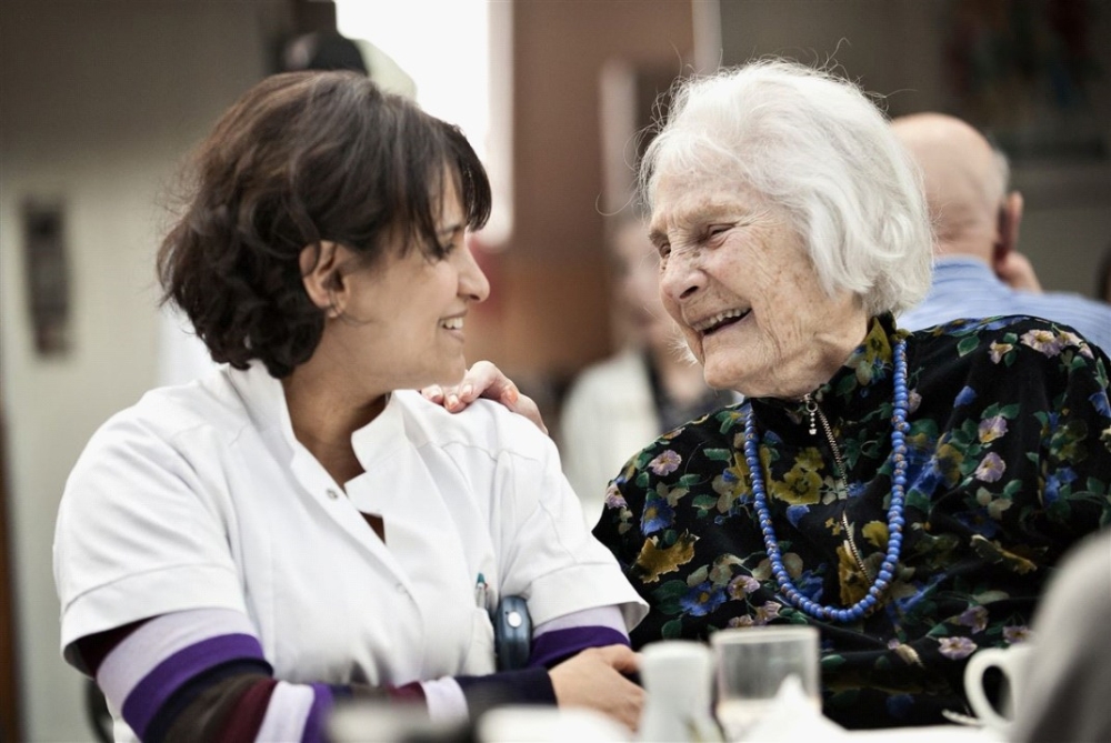 Særlig er eldreomsorgen svekket med kommunereformen. Bare 17 prosent av de spurte i de store kommunene vurderer eldreomsorgen som god, mens tilsvarende tall i de små kommuner er 45 prosent. Foto: Torkild Adsersen/Scanpix Særlig er eldreomsorgen svekket med kommunereformen. Bare 17 prosent av de spurte i de store kommunene vurderer eldreomsorgen som god, mens tilsvarende tall i de små kommuner er 45 prosent. Foto: Torkild Adsersen/Scanpix